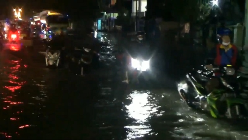 Banjir Rendam 300 Rumah di Pasuruan, Jalan Menuju Probolinggo Ditutup Total 
