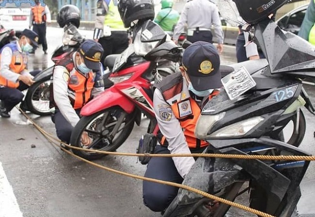 Parkir Liar, Puluhan Sepeda Motor di Jalan Gunung Sahari Dicabut Pentil