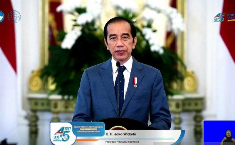 Presiden Jokowi: Pengalaman Panjang UNS Selama 45 Tahun Saat Ini Ditantang untuk Berubah