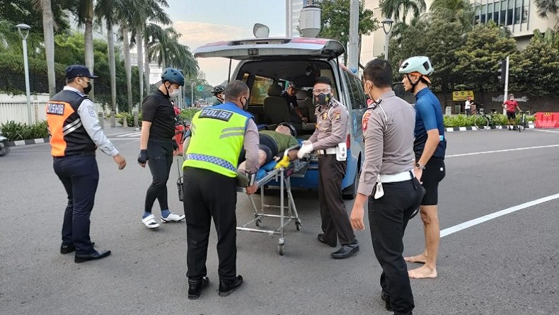 Kecelakaan di Kawasan Bundaran HI, Pesepeda Dievakuasi dengan Ambulans
