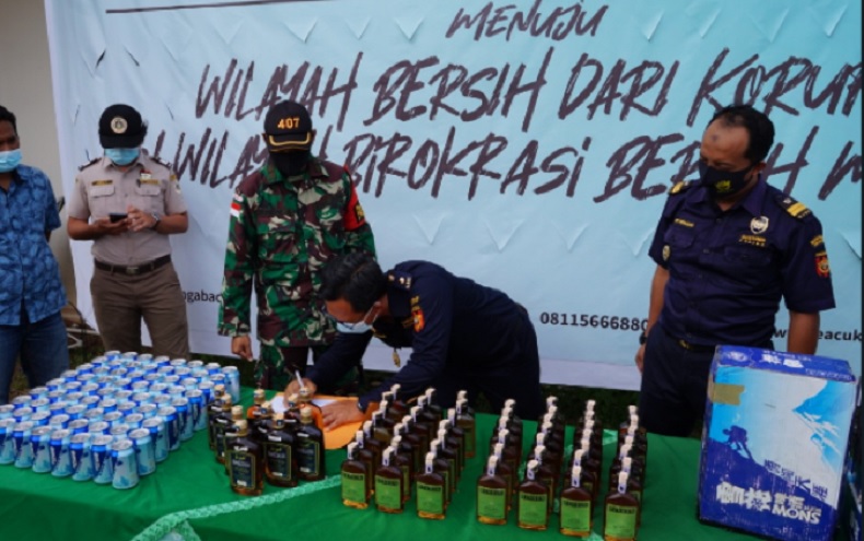 Satgas Pamtas Temukan Ratusan Botol Miras Ilegal Diselundupkan di Perbatasan RI-Malaysia