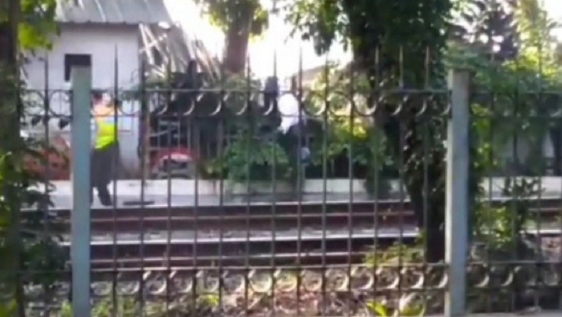 Polisi Selidiki Kakek Tewas Tersangkut di Pagar Stasiun Lenteng Agung, Korban Warga Citayam