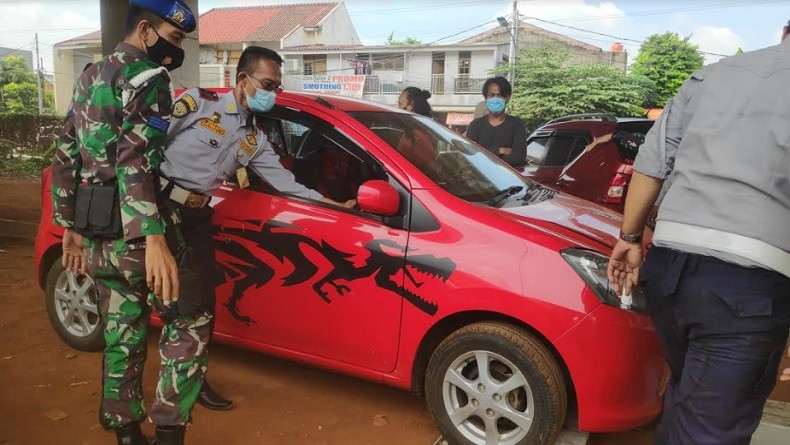 Penertiban Parkir Liar di Kolong Tol Becakayu, Tujuh Mobil Diderek