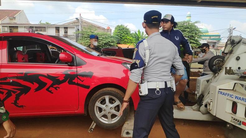 Penertiban Mobil Parkir di Kolong Tol Becakayu, Petugas dan Warga Sempat Bersitegang