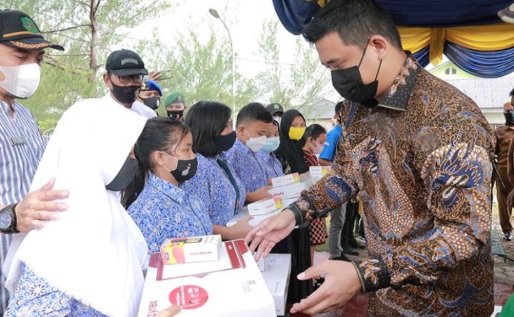 Wali Kota Medan Bobby Nasution Serahkan Laptop dan Modem ke Siswa Kurang Mampu