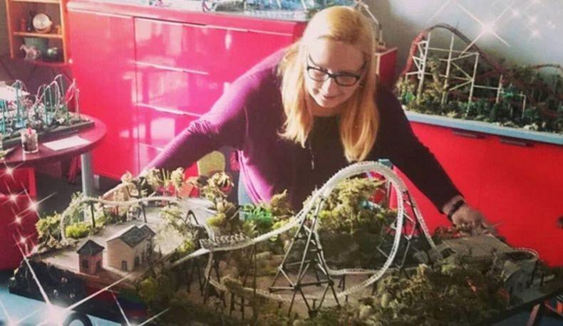 Aneh, Perempuan Ini Jatuh Cinta dan Pacaran dengan Rollercoaster