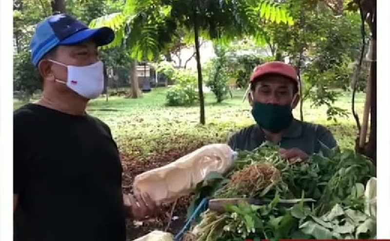 Moeldoko Unggah Video Belanja di Pedagang Sayur Gerobak, Netizen: Borong Pak Ketum