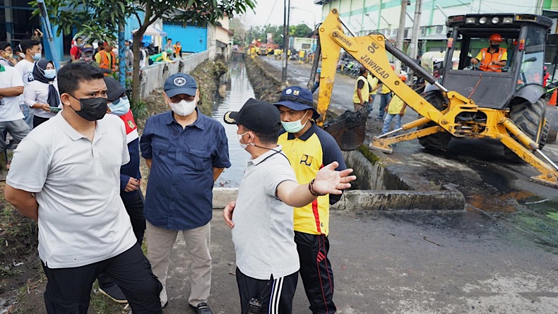 Bobby Cek Proses Normalisasi Sungai Sulang Saling dan Parit di Kecamatan Medan Timur