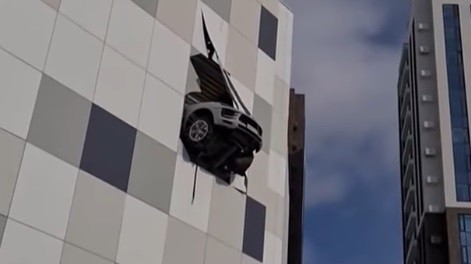  Tabrak Dinding Gedung, Mobil Porsche Nyaris Jatuh dari Ketinggian Lantai 5
