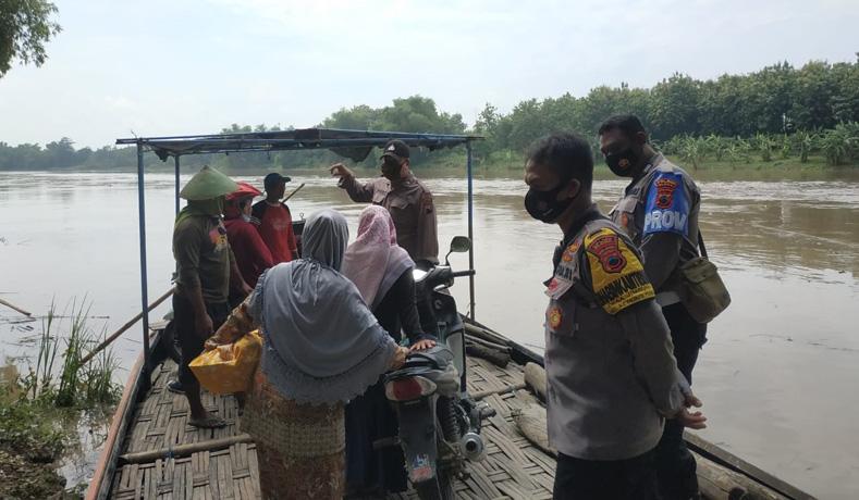 Debit Air Bengawan Solo Meningkat, Polisi Siaga di Penyeberangan Perahu Tradisional 