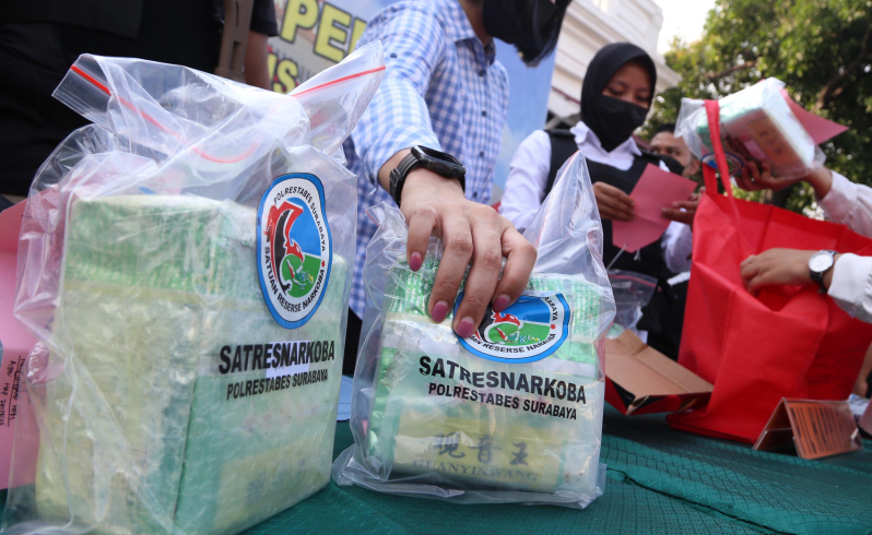 Tangkap 2 Pengedar Narkoba Antarkota, Polrestabes Surabaya Amankan 8,3 Kg Sabu 