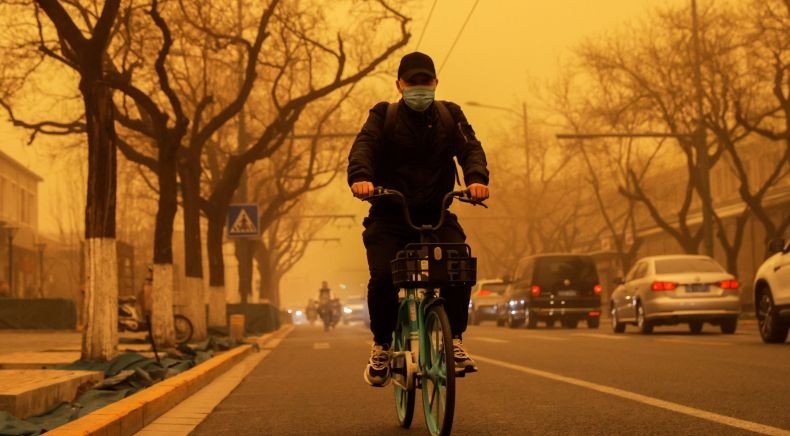 Angin Kencang Bercampur Debu Terjang Beijing, Kecepatan Capai 79,6 Km Per Jam