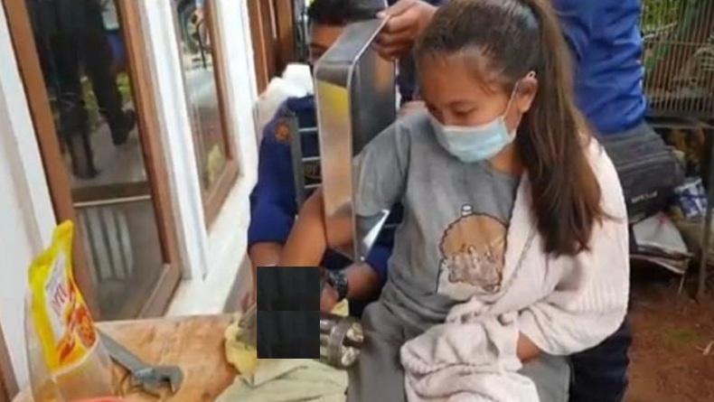 Bikin Ngilu, Tangan Perempuan Pegawai Toko Ini Tersangkut Mesin Penggiling Daging