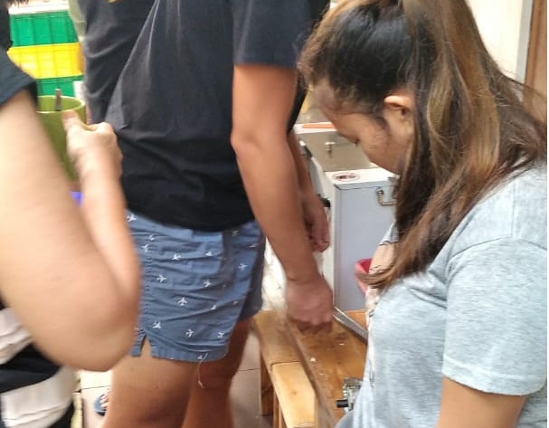 Tangan Tersangkut Mesin Penggiling, Pegawai Toko di Pulogadung Dilarikan ke RS