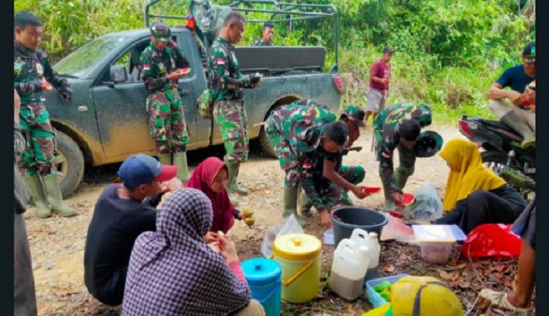 Dukung TMMD di Kapuas Hulu, Ibu-Ibu Memasak dan Siapkan Minum untuk Prajurit TNI