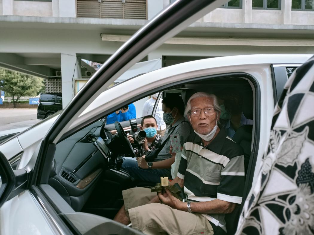 Cerita Kakek Berusia 100 Tahun ketika Drive Thru Vaksinasi Covid-19   