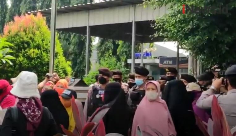  Sidang Habib Rizieq di PN Jaktim, Simpatisan Adu Mulut dengan Polisi 