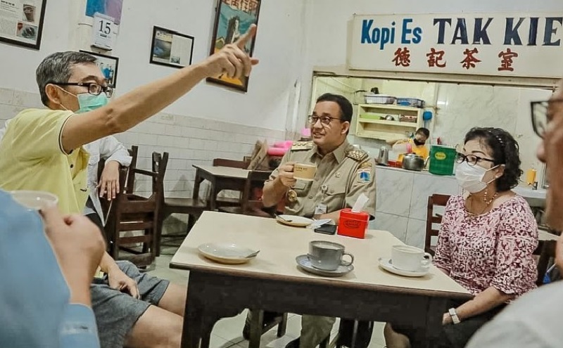 Anies Rutin Datangi UMKM, Kali Ini Nikmati Kopi Es Tak Kie di Glodok