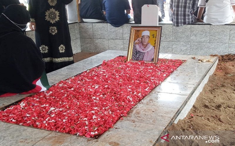Lantunan Ayat Suci Alquran Iringi Pemakaman Anton Medan di Pesantren At Taibin Bogor
