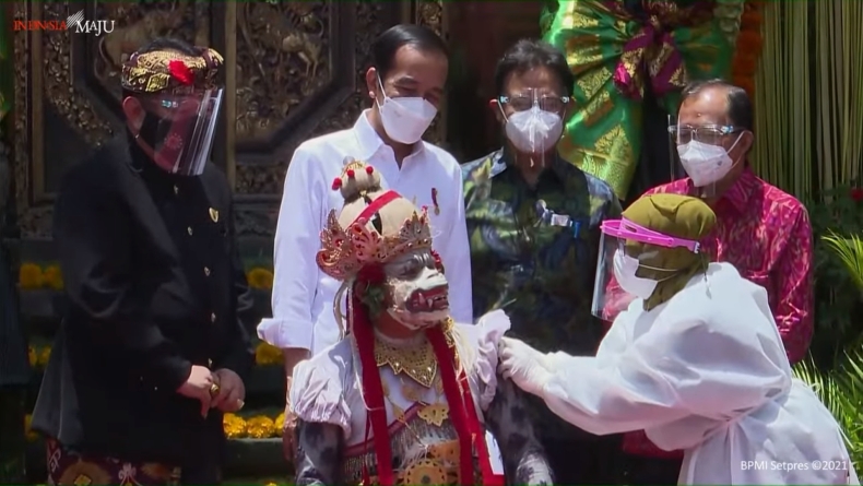 Tinjau Vaksinasi di Bali, Jokowi Minta Ubud, Sanur, dan Nusa Dua Diprioritaskan