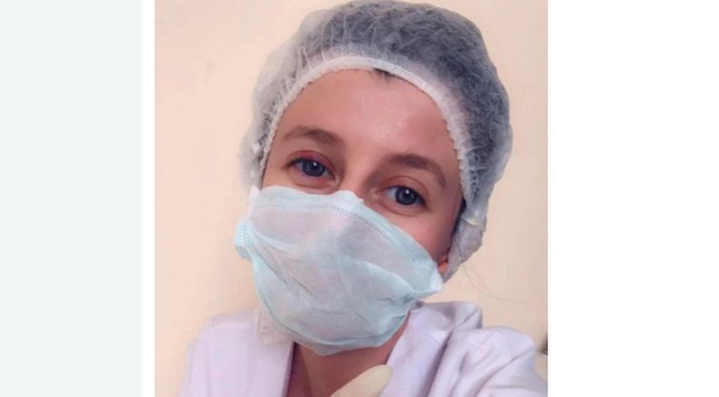 Perempuan Ini Berbohong Kuliah di Kedokteran Oxford, padahal Ibunya Banting Tulang Jualan