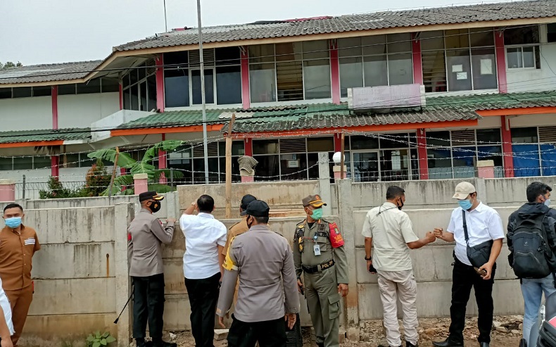 Satpol PP Tetap Bongkar Paksa Pagar Beton Tutup Akses Warga di Ciledug meski Pemilik Melawan
