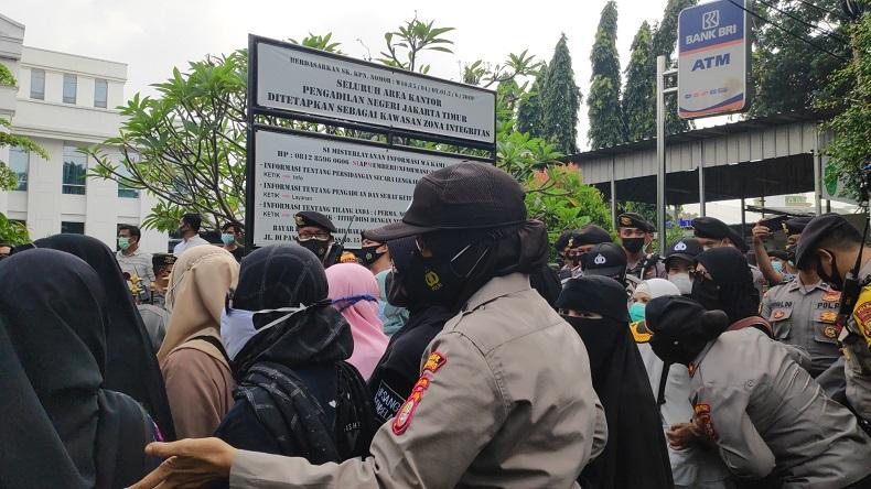 Polisi Bubarkan Simpatisan Habib Rizieq di Sekitar PN Jakarta Timur