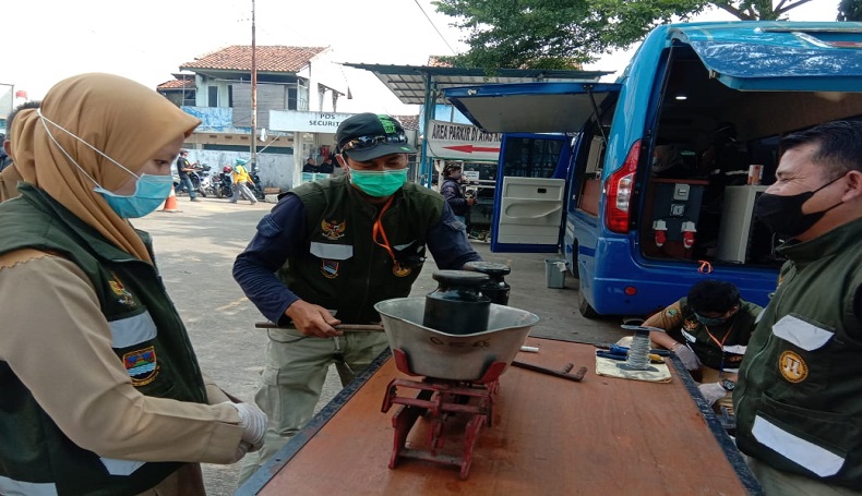 Cegah Pedagang Nakal, Alat Ukur dan Timbang di Pasar Batujajar KBB Ditera Ulang