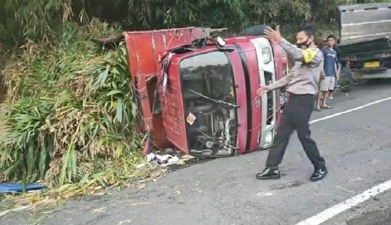 Tanjakan Cae Sumedang Kembali Makan Korban, Truk Terguling Akibat Mesin Mati Mendadak