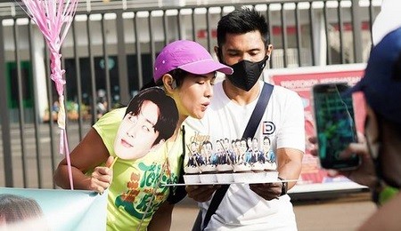 Dian Sastro Dapat Kejutan di Ultah Ke-39 Bertema Park Seo Joon 