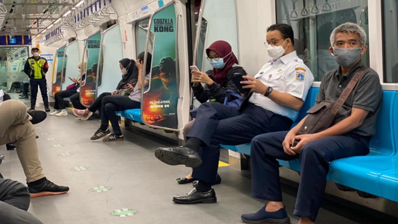 Gubernur Anies Berangkat Kerja Naik MRT, Netizen : Keren, Ini Namanya Pejabat Merakyat