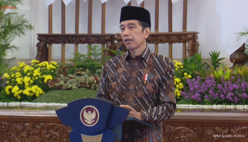 Jokowi Buka Kongres HMI di Surabaya, Khofifah: Warga Jatim Bahagia Presiden Pakai Batik Madura 