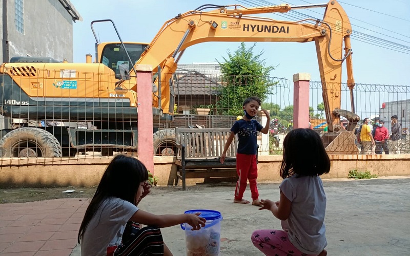 Tembok Beton Penutup Rumah di Tangerang Dirobohkan, Penghuni Sujud Syukur