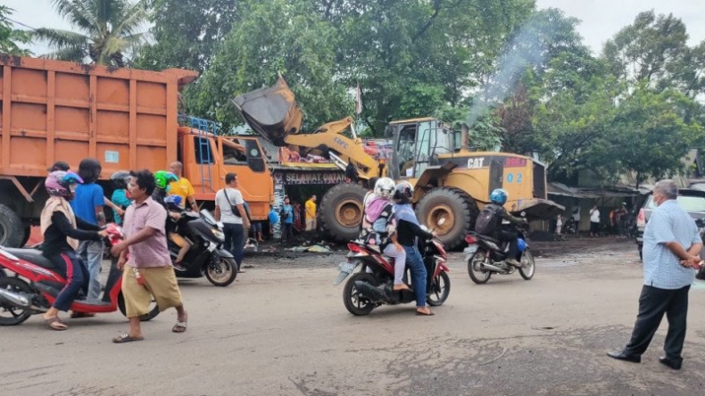 Truk Terbalik di Padang, Muatan Batu Bara Tumpah ke Jalan
