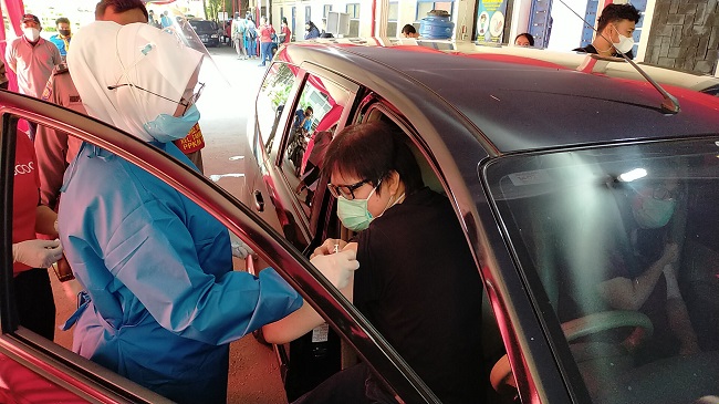 Vaksinasi Drive Thru untuk Lansia di Bogor Mulai Hari Ini, Begini Suasananya