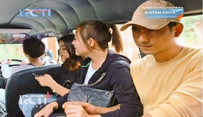 Gaya Amanda Manopo Naik Angkot Tenteng Tas Mahal Seharga Rp41,6 Juta