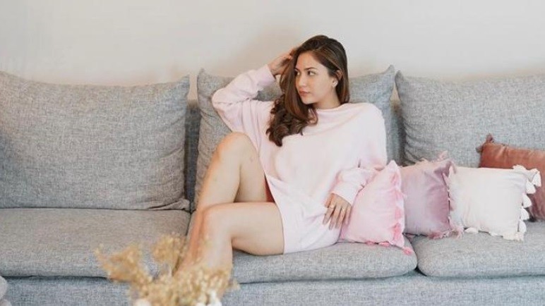 4 Gaya Seksi Jessica Mila, Tampil Memesona dari Pakai Kebaya Bali hingga Gaun Merah