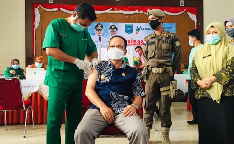 Bupati Bangka Tengah Terima Vaksin Covid Tahap Dua Bersama ASN dan TNI-Polri