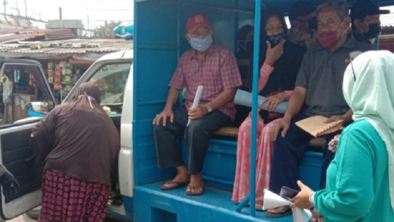 Vaksinasi Covid-19, Puluhan Kendaraan Dinas Satpol PP Dikerahkan untuk Antar Jemput Lansia