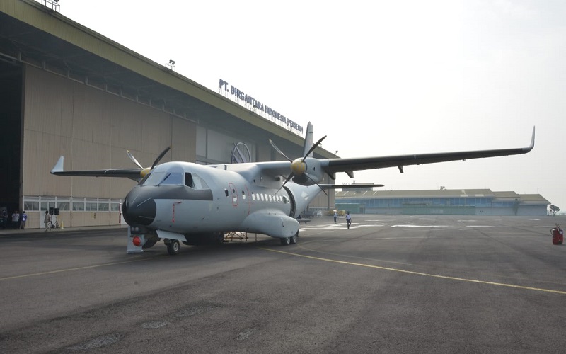 Menhan Prabowo Serahkan Pesawat Buatan PTDI ke Angkatan Udara Senegal