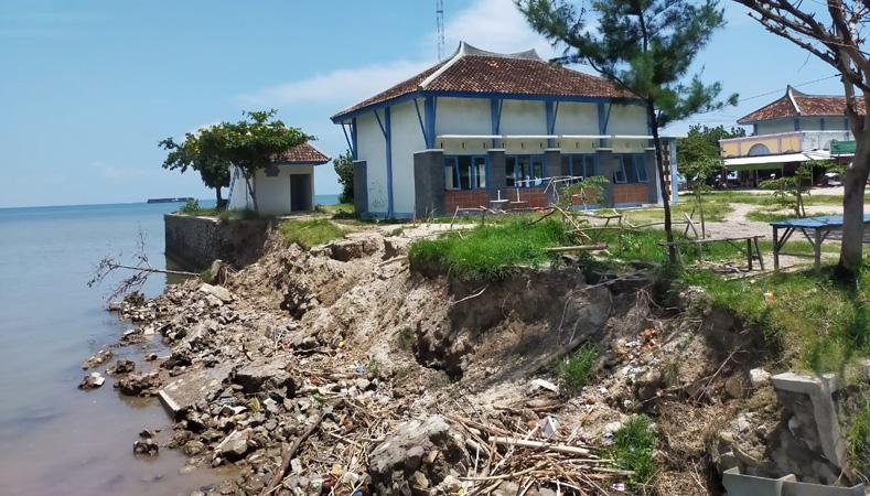Pedagang Desak Pemkab Rembang Perbaiki Talud Rest Area Longsor Diterjang Ombak