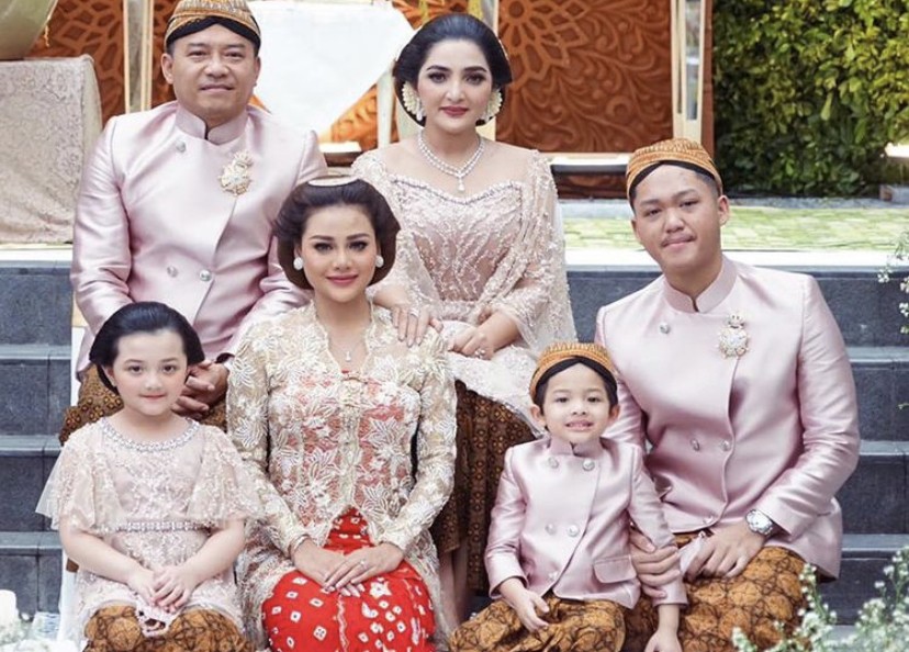 Aurel Pakai Kain Jumputan saat Siraman, Ini Harapan Anang dan Ashanty   