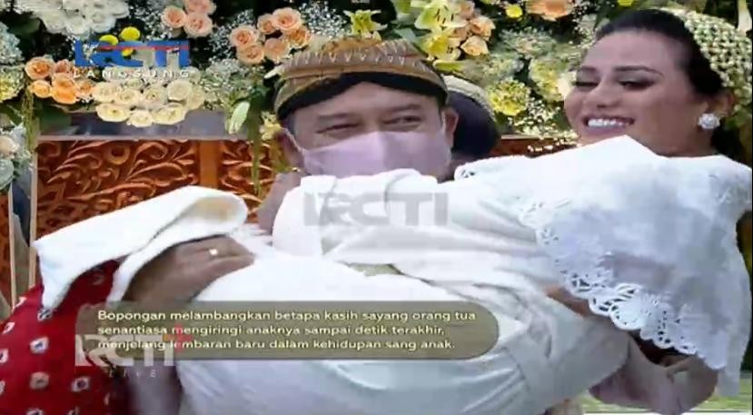 Anang Gendong Aurel di Acara Siraman, Lambang Kasih Sayang Orang Tua Sebelum Anak Menikah   