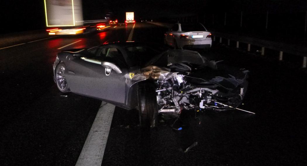 Apes, Mobil Ferrari Baru Dibeli 6 Jam Tabrak Pembatas Jalan hingga Hancur 