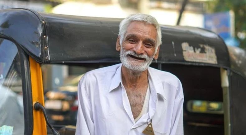 Mengharukan, Kakek Ini Rela Jual Rumah dan Tidur di Bajaj agar Cucu Bisa Jadi Guru