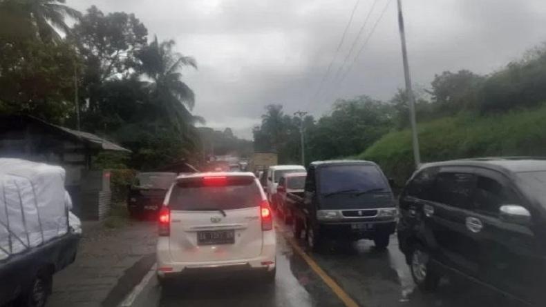 Ada Jembatan Rusak, Jalur Padang-Bukittinggi Macet Panjang