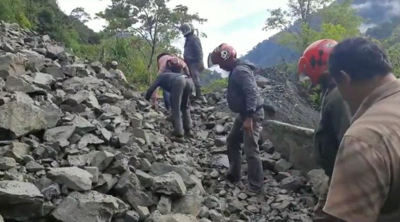 Tebing Batu di Pidie Longsor usai Hujan Deras, Lalu Lintas Lumpuh Berjam-jam