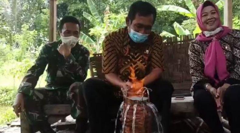 Sumur Keluarkan Air Bercampur Gas di Karanganyar, Warga Manfaatkan untuk Terapi   