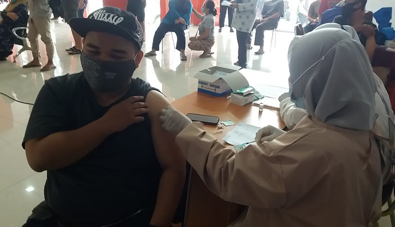 Usai Divaksin, Pedagang Pasar Atas Baru Cimahi Mengaku Lebih Tenang Berjualan