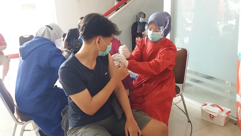 159 Pedagang Pasar Atas Baru Antusias Disuntik Vaksin Covid-19 Dosis Kedua
